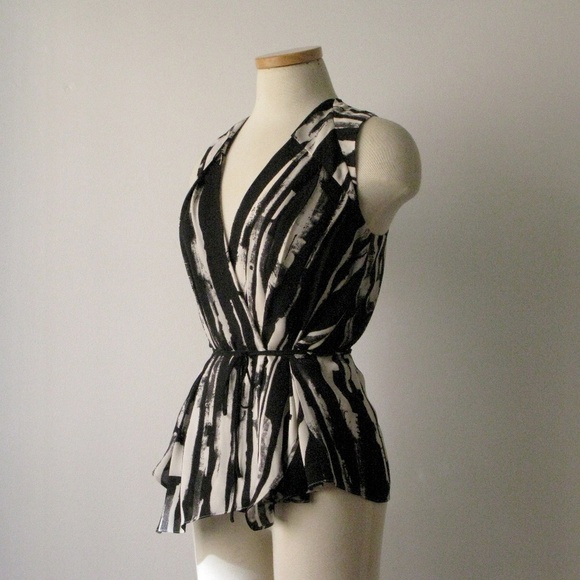 Max Azria Black & White Abstract Print Silk Wrap Blouse Size XXS - Picture 3 of 5